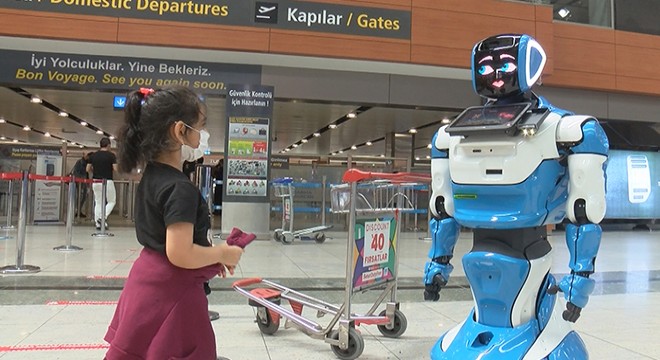 Sabiha Gökçen'de yolculara robotlu koronavirüs bilgilendirmesi