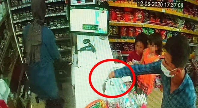 Sadaka kutusunu çalıp, marketteki çocuklara para verdi
