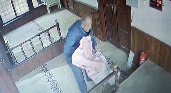 Sadaka kutusunu çalan şüpheli kameraya yakalandı