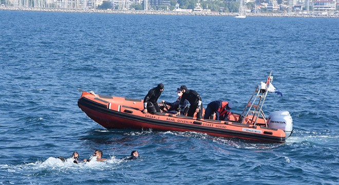 Sadece hayat kurtarmıyor, deniz diplerini de temizliyorlar