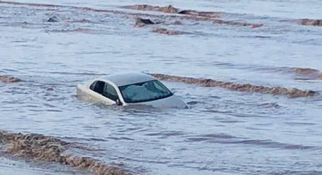 Sağanak Didim'de otomobili denize sürükledi