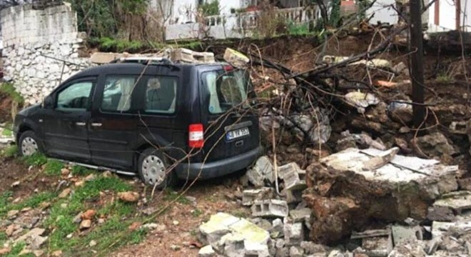 Sağanak istinat duvarı yıktı