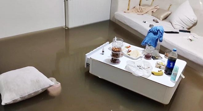 Sağanak yağış su baskınlarına yol açtı