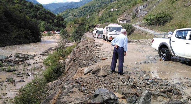 Sağanak heyelan ve taşkına yol açtı; yol kapandı