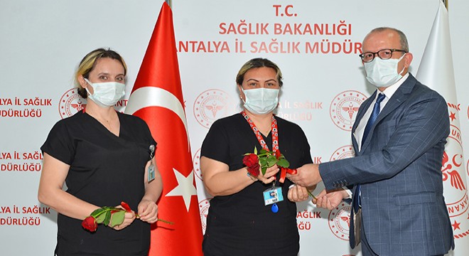 Sağlık Müdürü Hülür'den hemşirelere kırmızı gül