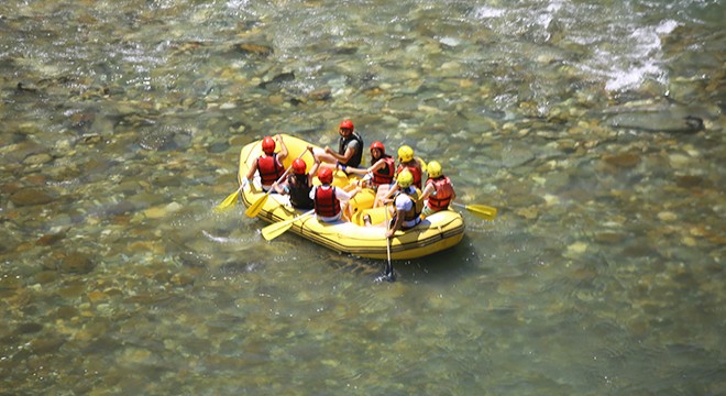 Sağlık çalışanları farkındalık için Munzur Çayı’nda rafting yaptı