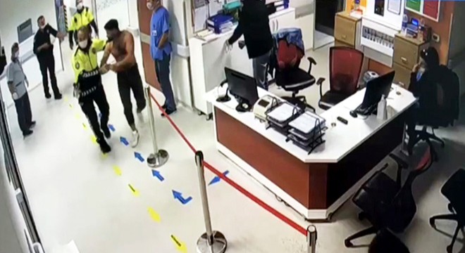Sağlık kontrolüne getirildiği hastanede cam kapıyı tekmeledi