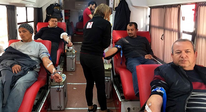 Sağlık personelinden kan bağışı