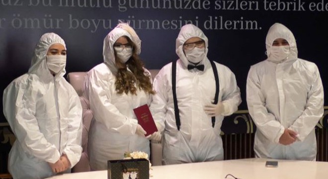 Sağlıkçı çift koruyucu tulumla evlendi