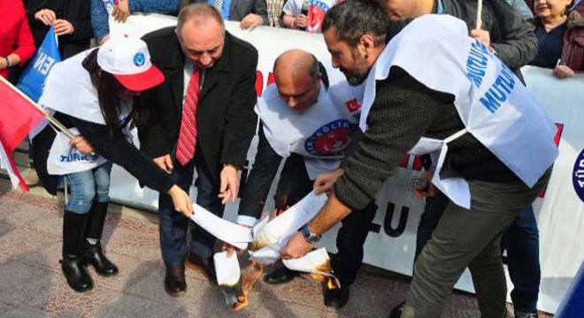 Sağlıkçılar bordrolarını yaktı