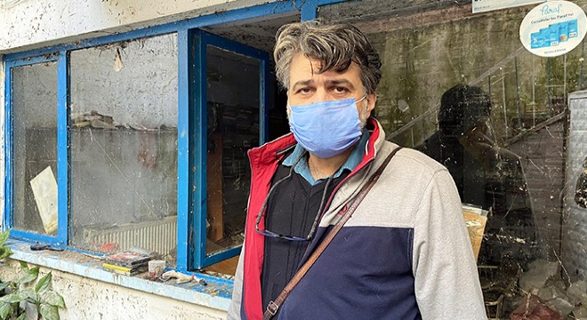 Sahafı sel suyu vurdu, 35 bin kitap su altında kaldı