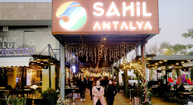 Sahil Antalya'da yeni yıl hazırlığı