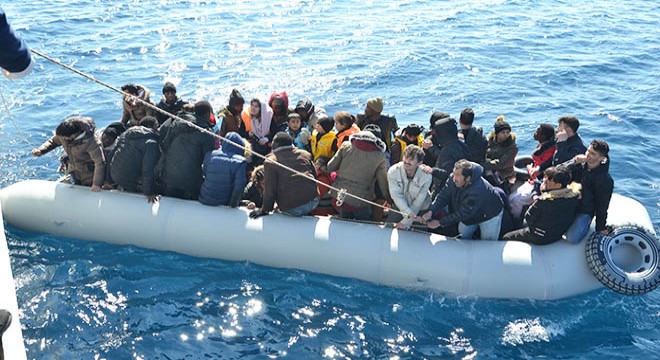 Sahil güvenlik yardım isteyen 196 göçmeni kurtardı