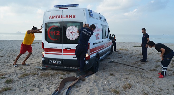 Sahilde kuma saplanan ambulansı itfaiye kurtardı