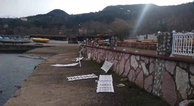 Sahildeki her şeye zarar verdiler