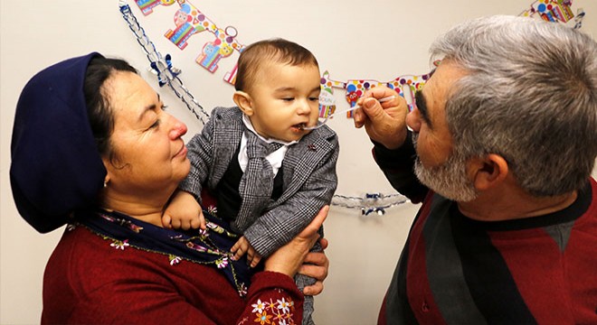 Sahiplendikleri bebeğin yaş günü heyecanı,evlilik yıl dönümlerini unutturdu