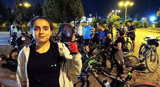 Sahipsiz hayvanları beslemek için pedal çevirdiler