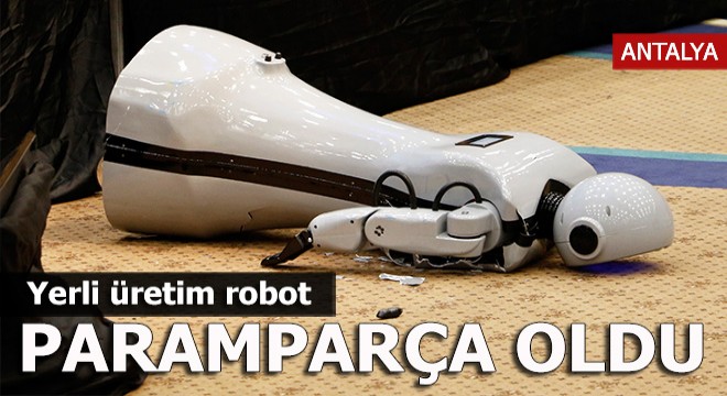 Sahneden düşen insansı robot Mini Ada, parçalandı