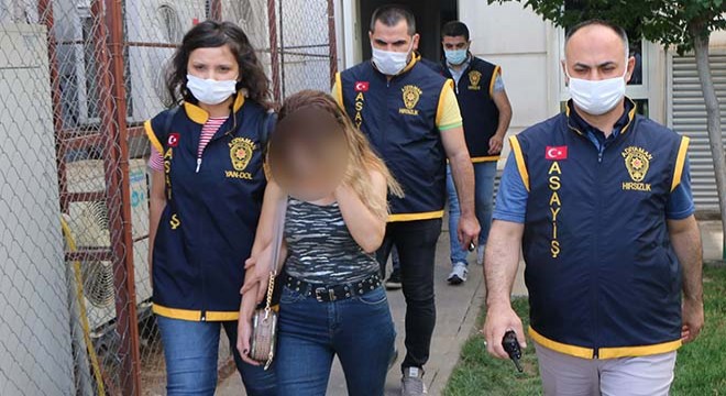 Sahte altınla kuyumcuları dolandıran sevgililer yakalandı