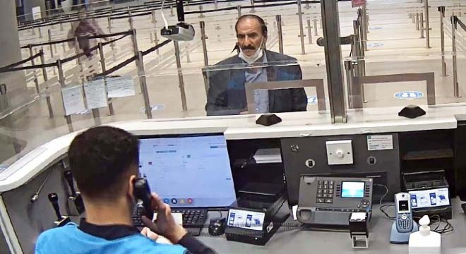 Sahte pasaportla 25. girişince yakalandı