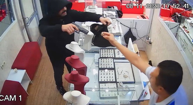 Sakar soyguncu, kuyumcuyu korkutmak isterken kendini vurdu