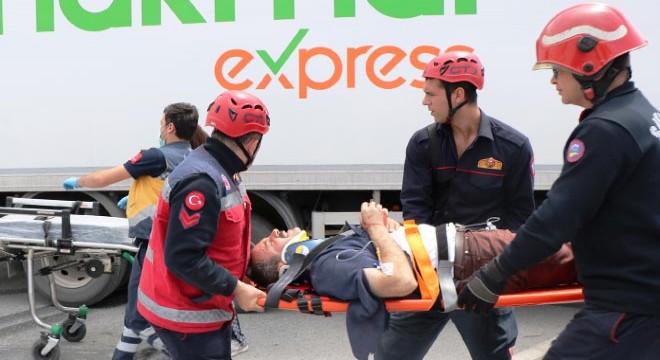 Sakarya'da iki kamyon çarpıştı: 1 yaralı