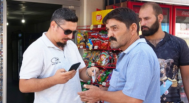 Sakız ve meşrubat çalıp, market sahibini darbettiler