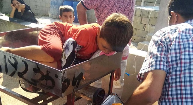 Salça makinesine sıkışan elini itfaiyeciler kurtardı