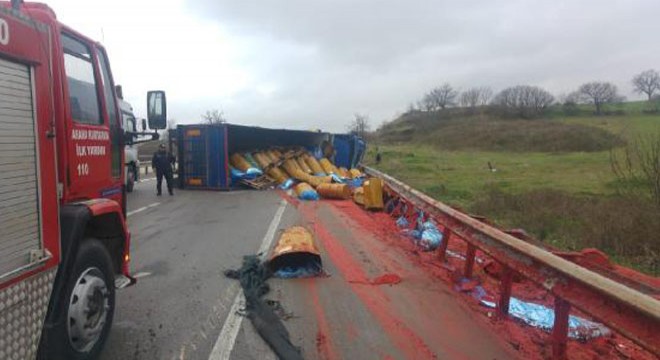 Salça yüklü TIR yan yattı, salçalar yol kenarına döküldü