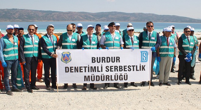 Salda Gölü çevresinde hükümlülerden temizlik