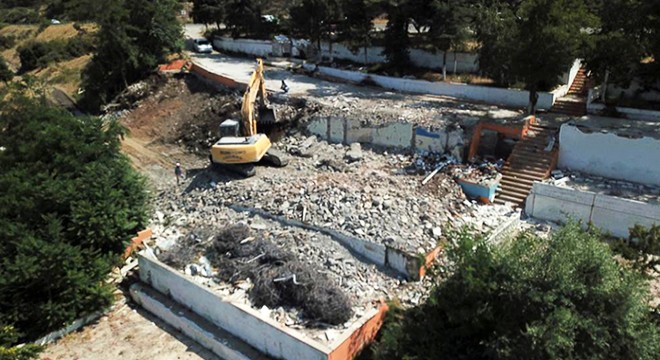 Salda Gölü kıyısındaki kaçak yapı yıkılıyor