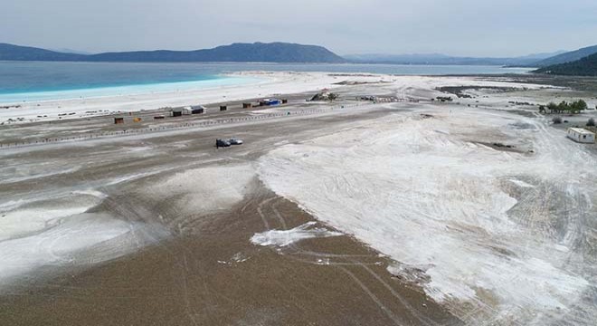 Salda Gölü'ndeki tahribattan geriye derin çukur ve lastik izleri kaldı