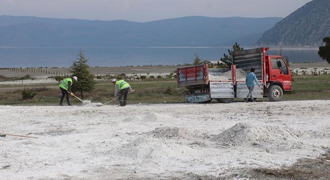 Salda Gölü'nün taşınan kumları, eski yerine alınıyor