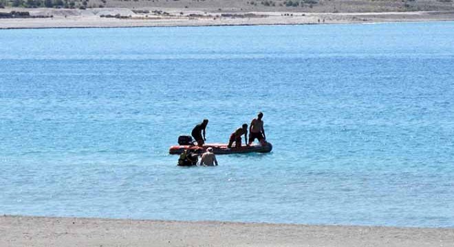 Salda Gölü nde boğulma tehlikesi geçirdi