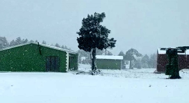 Salda ya mevsimin ilk karı yağdı