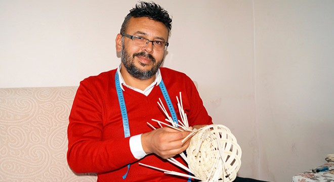 Salgın nedeniyle memleketine dönen sunucu sepet örüyor