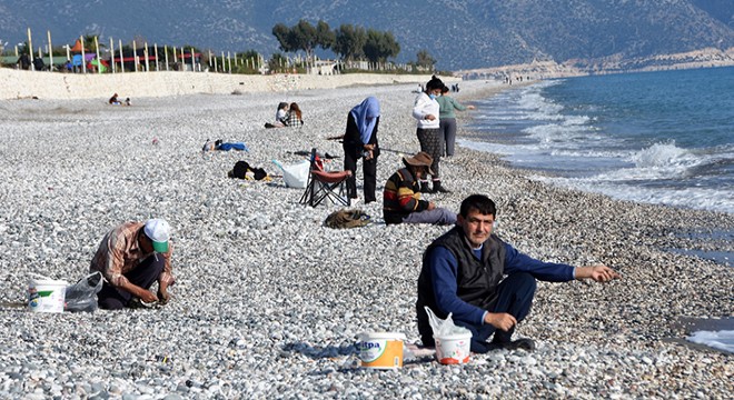 Salgından korunmak için sahile kaçıyorlar