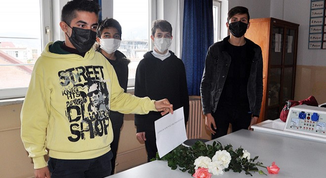Salıncaktan düşerek ölen Ahmet Görkem'i arkadaşları sınıfta andı