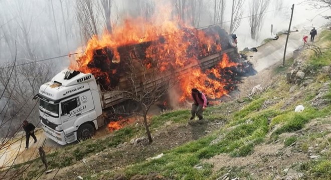 Saman balyası yüklü TIR, alev alev yandı