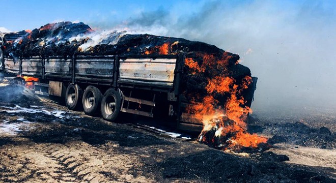 Saman yüklü TIR'da çıkan yangın, buğday tarlasına sıçradı