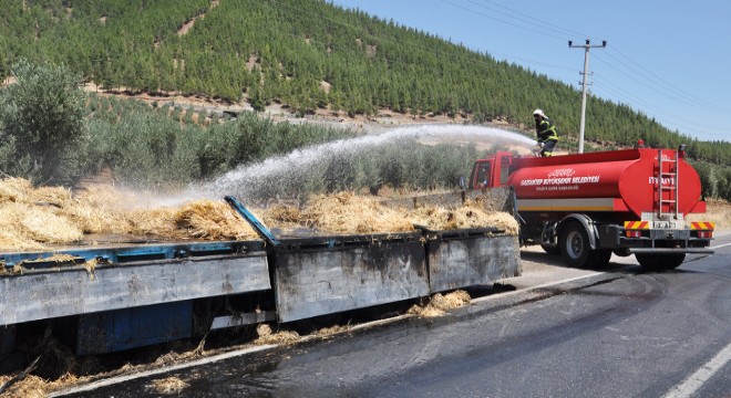 Saman yüklü TIR yandı