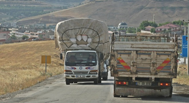 Saman yüklü araçların trafikte tehlikeli seyri kamerada