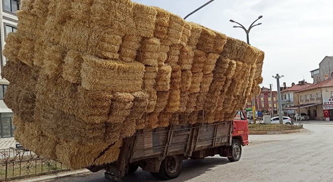 Saman yüklü kamyon trafikte tehlike saçtı