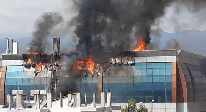 Samandağ'da iş yerlerinin bulunduğu binada yangın