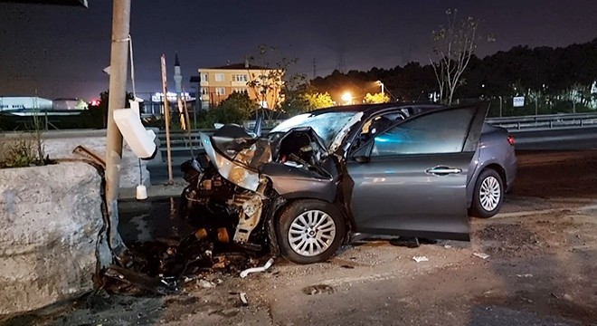 Samandıra gişelerde otomobil beton bariyere çarptı