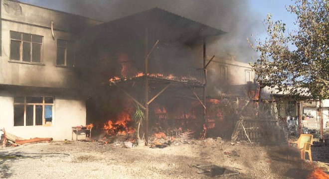 Samanlıkta başlayan yangın, evi kullanılamaz hale getirdi