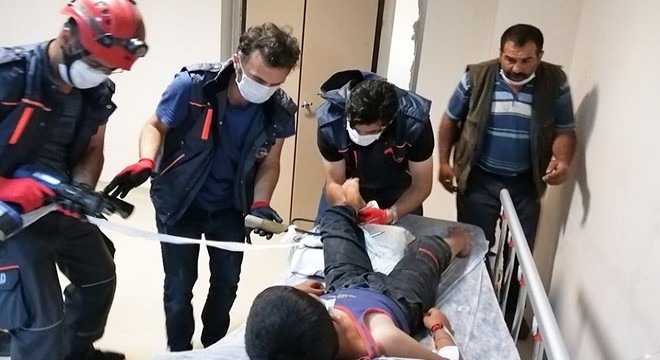 Samet, bacağına saplanan dirgenle hastaneye kaldırıldı