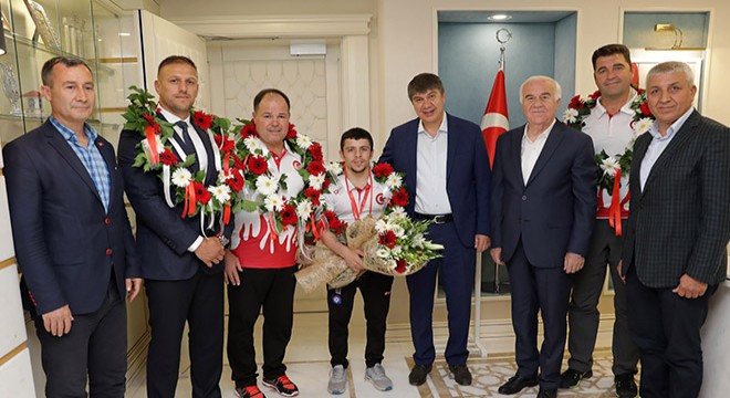 Şampiyon güreşçi Başkan Türel'i ziyaret etti