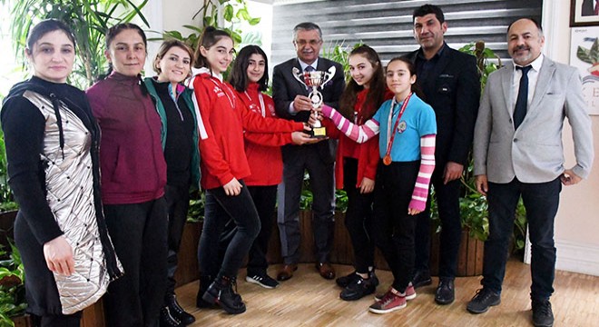 Şampiyon sporculardan Topaloğlu'na ziyaret