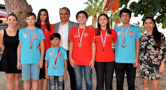 Şampiyonlar Başkan Uysal'la buluştu
